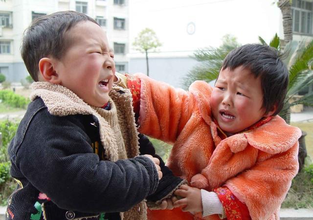 Khi con bị bạn đánh, cha mẹ có nên dạy con đánh lại?