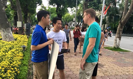 Học ngoại ngữ ngon, bổ, rẻ  bằng cách "giúp" Tây