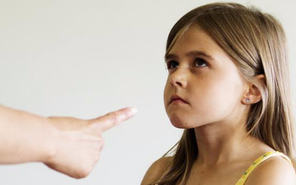 9 hành động này của bố mẹ khiến con trẻ